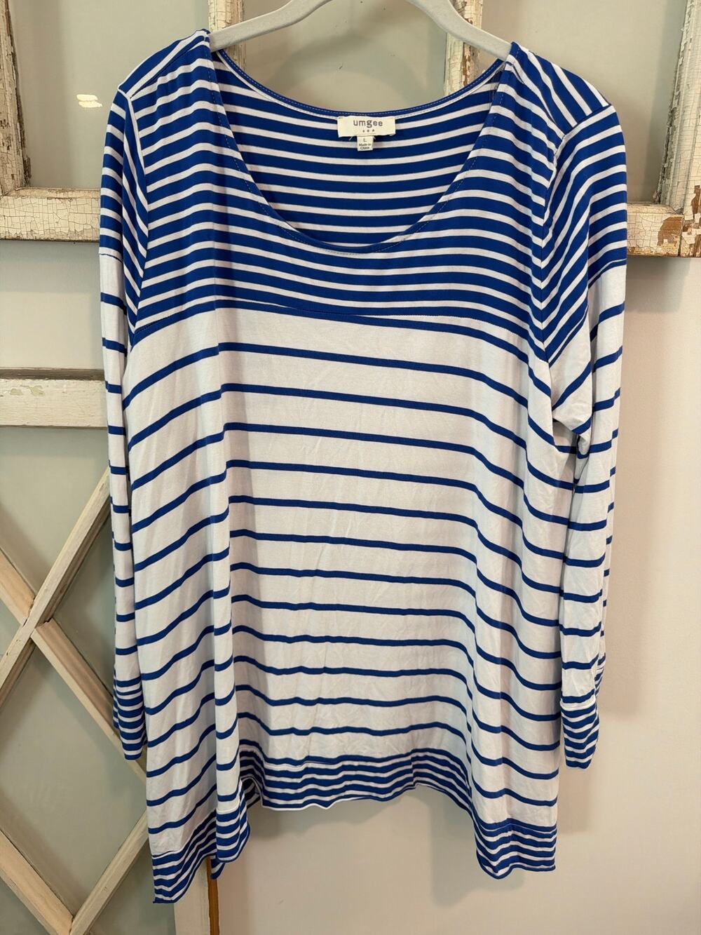 Umgee size large blue and white striped stretch knit tunic top